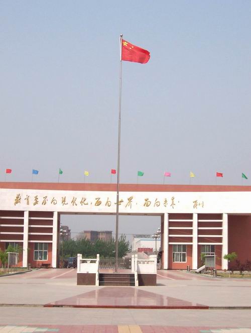 校园正门内的升旗区域 校园正门内的升旗区域