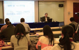 图为许院长给博士生上课 图为许院长给博士生上课