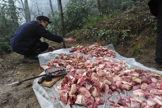 鬼师在抛撒"招龙米”“ 鬼师在抛撒"招龙米”“