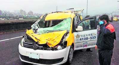 坠机中受到波及的计程车 坠机中受到波及的计程车