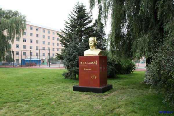 学院环境(陶行知塑像) 学院环境(陶行知塑像)