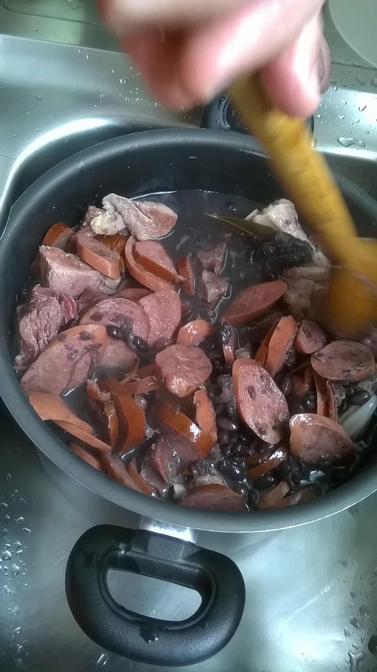 巴西国菜黑豆炖肉饭