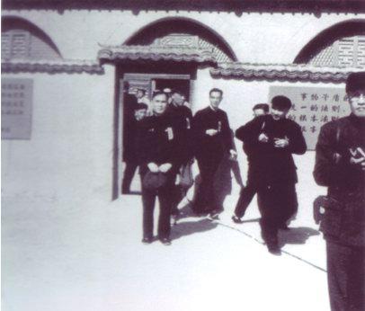 1956年庄世平和香港同胞应邀到延安参观学习 1956年庄世平和香港同胞应邀到延安参观学习