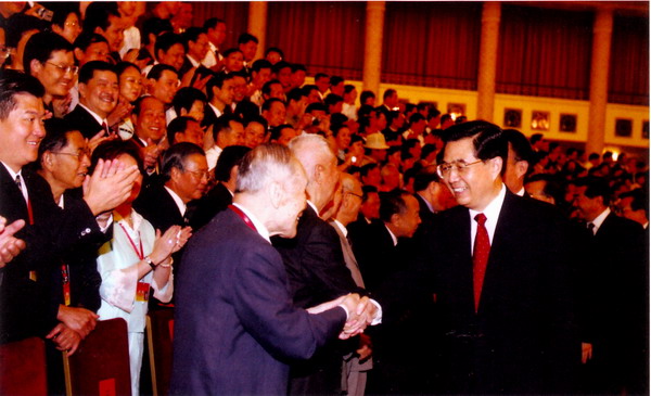 胡锦涛主席在代表大会与庄世平握手 胡锦涛主席在代表大会与庄世平握手