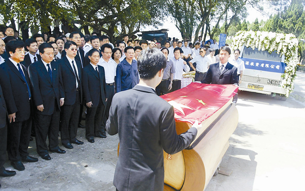 深圳市领导和社会各界人士等为庄老送行 深圳市领导和社会各界人士等为庄老送行