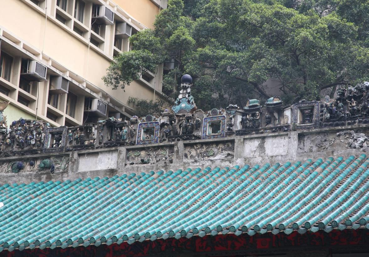 文武庙屋脊上的石湾人物陶塑 文武庙屋脊上的石湾人物陶塑