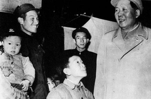 毛泽东主席视察小营巷,与民众亲切交谈 毛泽东主席视察小营巷,与民众亲切交谈