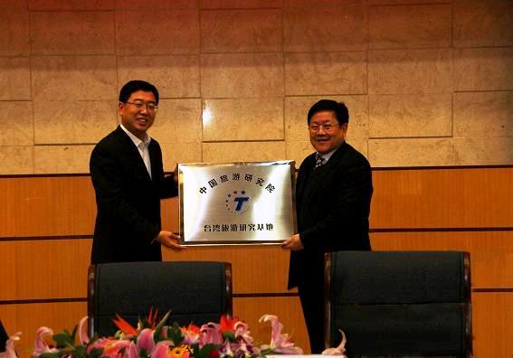 杜江副局长为基地颁牌 杜江副局长为基地颁牌