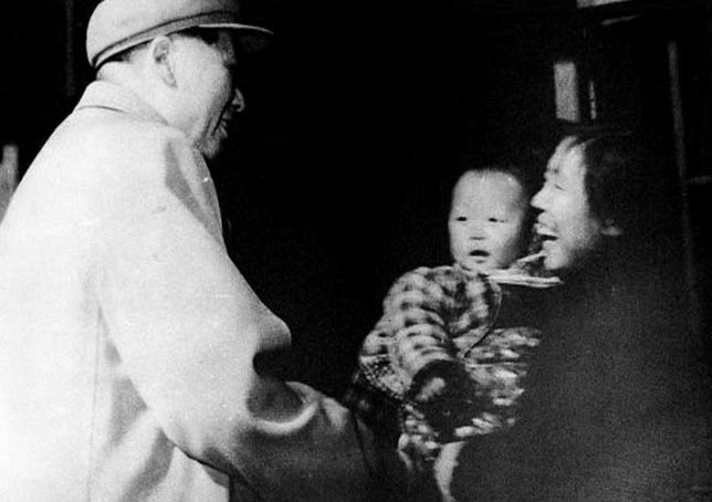 毛泽东主席视察小营巷,与民众亲切交谈 毛泽东主席视察小营巷,与民众亲切交谈