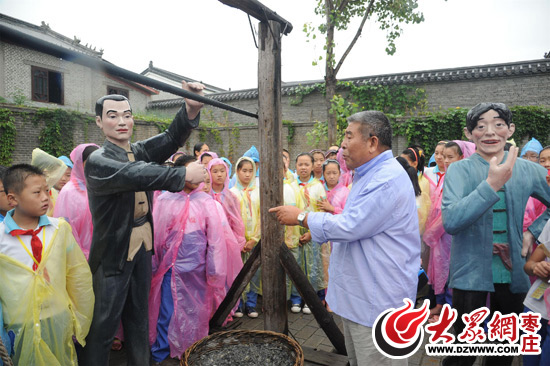 铁道游击队后人向青少年讲解抗日故事 铁道游击队后人向青少年讲解抗日故事