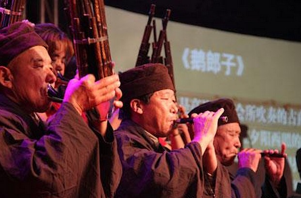 图4 高洛古乐音乐会艺人吹奏《鹅郎子》 图4 高洛古乐音乐会艺人吹奏《鹅郎子》