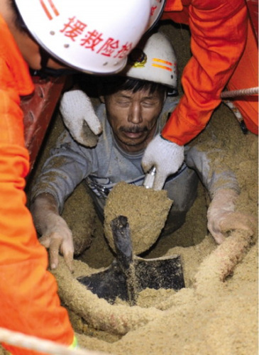 12·4湖南洞庭湖被埋挖沙工获救事件 12·4湖南洞庭湖被埋挖沙工获救事件