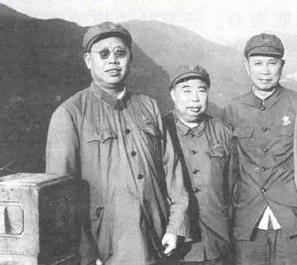 图四:吴法宪(中)和邱会作、李作鹏在长城 图四:吴法宪(中)和邱会作、李作鹏在长城