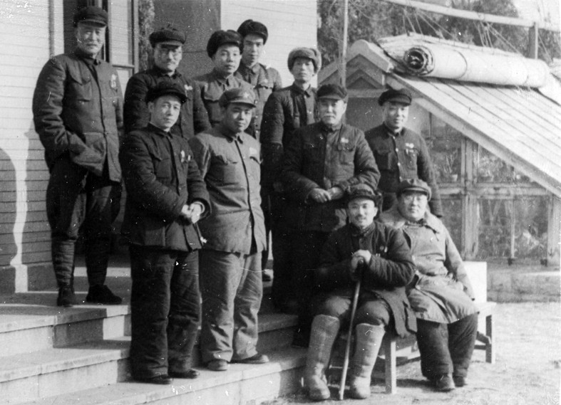 牟宜之(前排右1)与谷牧、许世友等合影 牟宜之(前排右1)与谷牧、许世友等合影