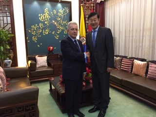 乌里韦与李念平大使 乌里韦与李念平大使