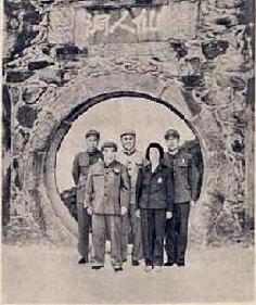 图七:吴法宪(左二)在庐山仙人洞合影 图七:吴法宪(左二)在庐山仙人洞合影