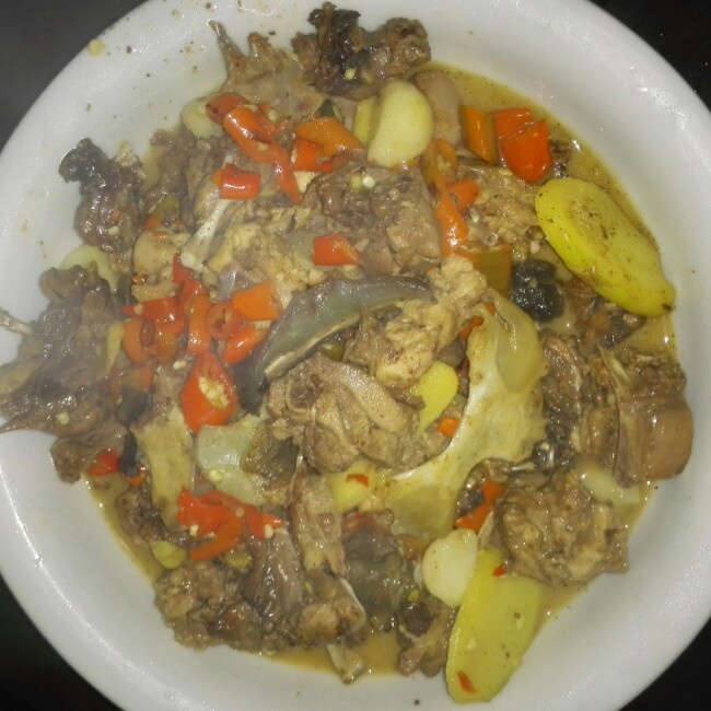 红烧土鸡与水鱼