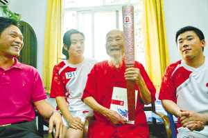董越与湖北省体育局局长李建明看望百岁老人 董越与湖北省体育局局长李建明看望百岁老人