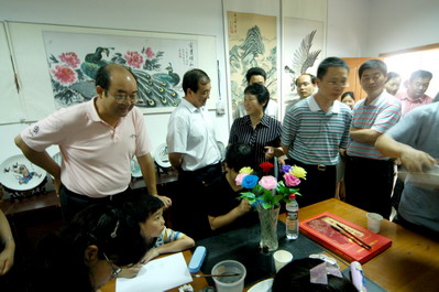 图为评估组在观看现场製作人口文化作品 图为评估组在观看现场製作人口文化作品