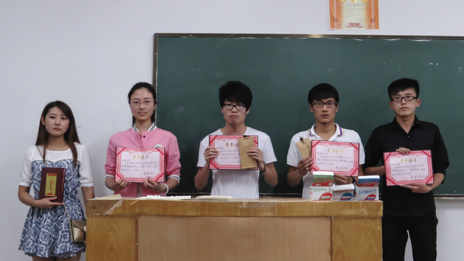 新阅读校园徵文获奖同学合影 新阅读校园徵文获奖同学合影