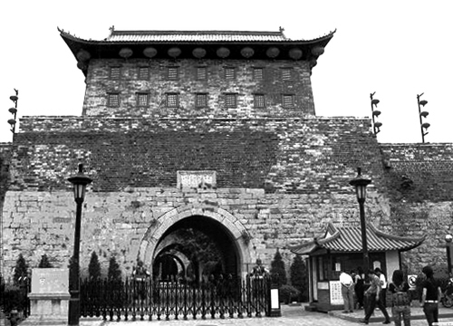 南京聚宝门(今称中华门) 南京聚宝门(今称中华门)
