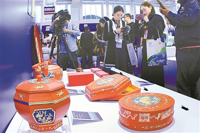宁波传统工艺创新生活展区展示的泥金彩漆 宁波传统工艺创新生活展区展示的泥金彩漆