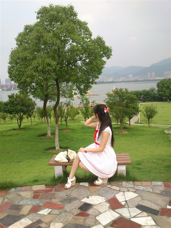 磁湖岸边的少女 磁湖岸边的少女