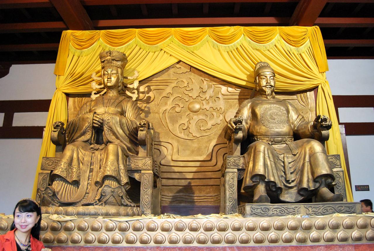 二圣:唐高宗与武则天塑像 二圣:唐高宗与武则天塑像