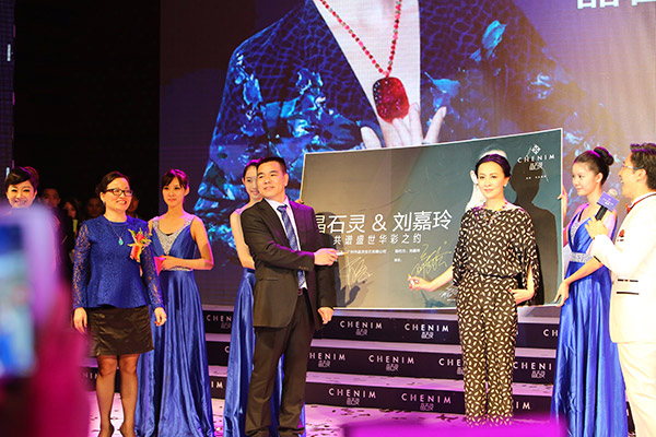 晶石灵与刘嘉玲签约仪式 晶石灵与刘嘉玲签约仪式