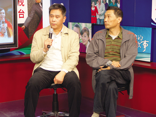 杨白钊(左)和张中一(右)说戏 杨白钊(左)和张中一(右)说戏