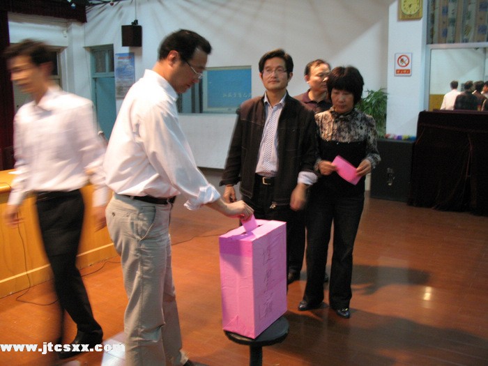 老师们纷纷为彭梦瑶捐款 老师们纷纷为彭梦瑶捐款