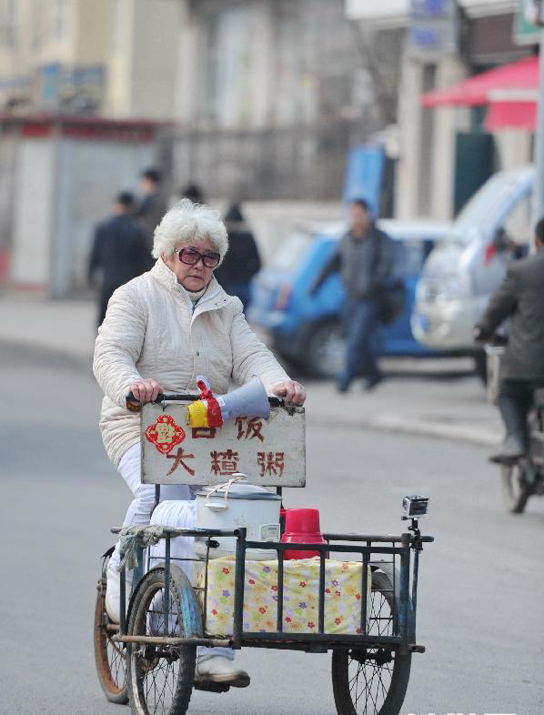 于萍蹬着三轮在路上 于萍蹬着三轮在路上