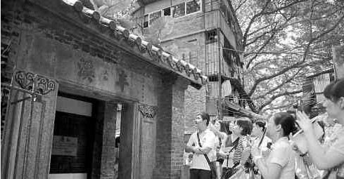古榕树下的清代泮塘五约亭 古榕树下的清代泮塘五约亭