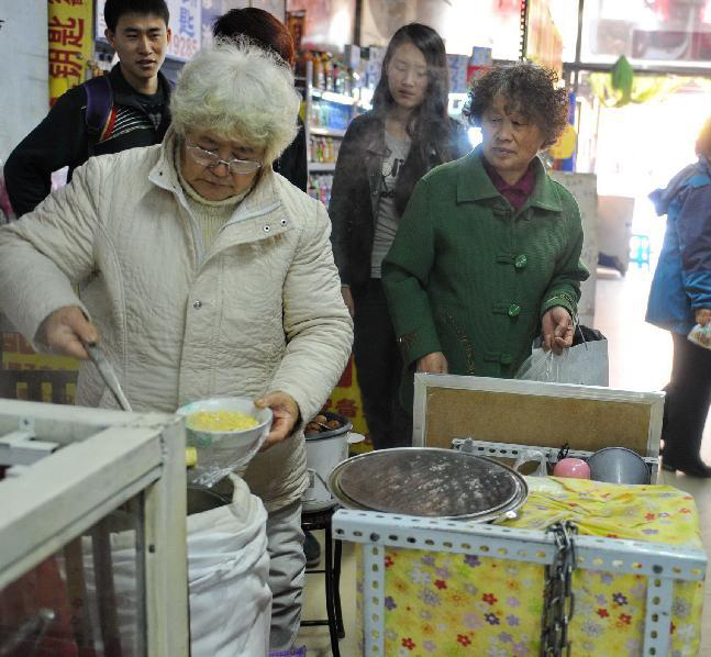 于萍照顾顾客 于萍照顾顾客