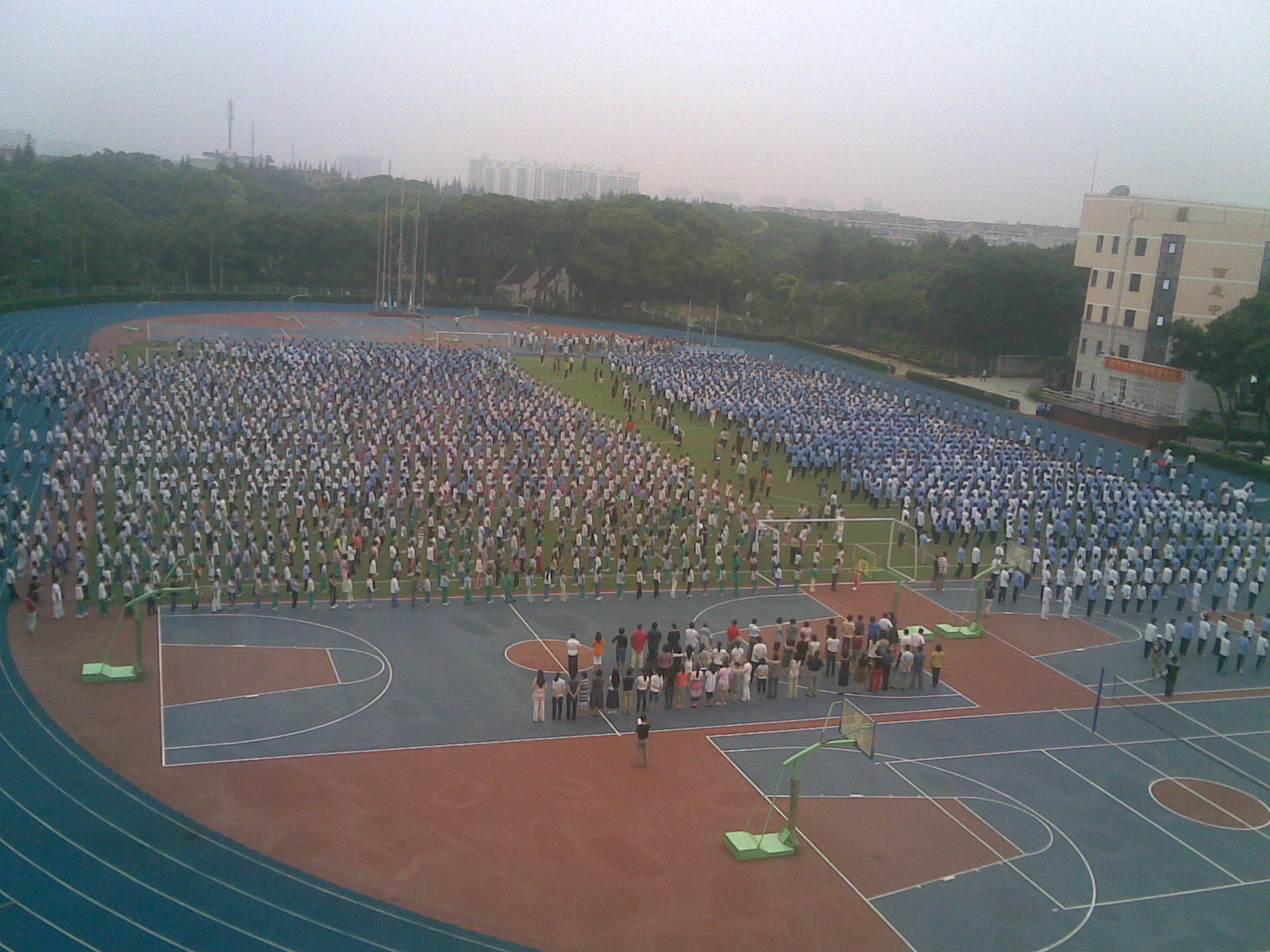 学校每周的升旗仪式 学校每周的升旗仪式