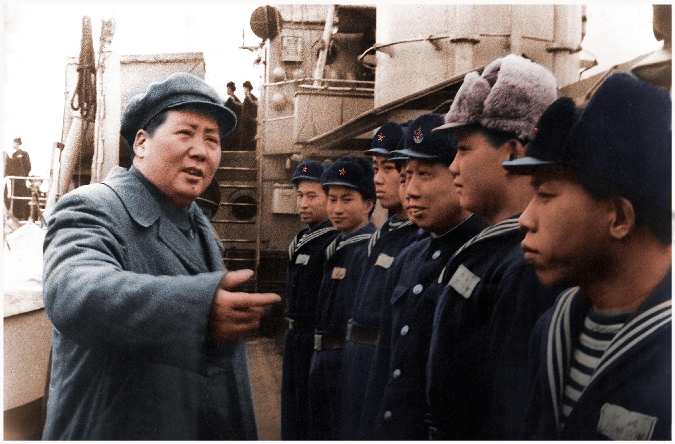 1953年2月21日,毛主席在洛阳舰上与官兵合影 1953年2月21日,毛主席在洛阳舰上与官兵合影