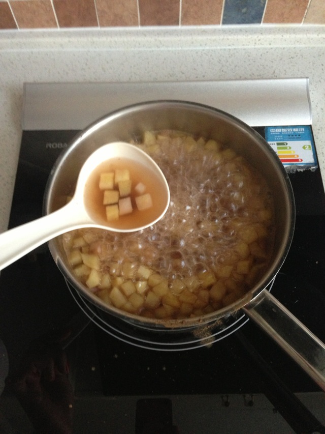 温暖深秋的肉桂花果茶