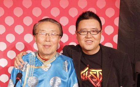 科尔沁夫（右）和父亲阿拉腾奥勒