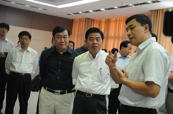 广东省省长黄华华视察我院科研成果