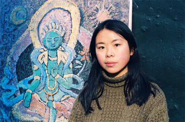 艺术家本人和她的彩墨作品 艺术家本人和她的彩墨作品