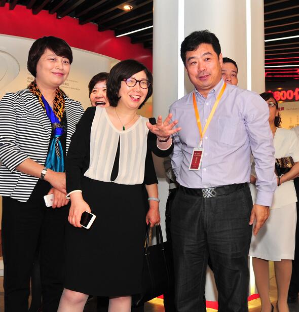杨怀珍接待全国大型百货零售企业贸易联合会 杨怀珍接待全国大型百货零售企业贸易联合会