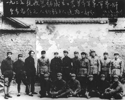 后排左三为毛泽东、左八为谭政