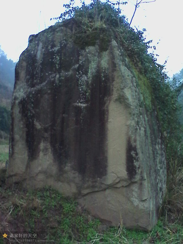 东岳溪峡口飞来石