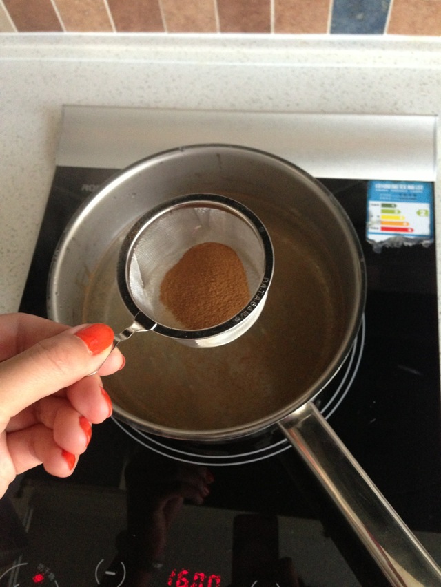 温暖深秋的肉桂花果茶