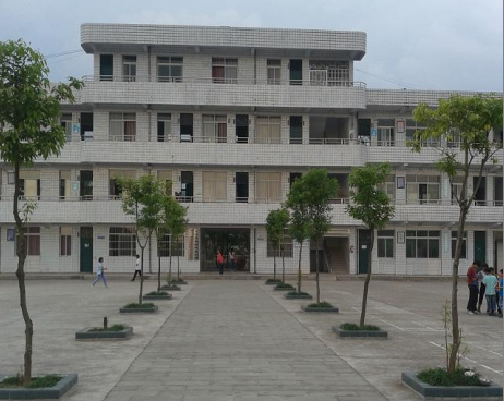 柏树镇华英中学教学楼