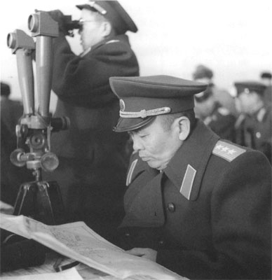1955年在旅大抗登入军事演习看台上