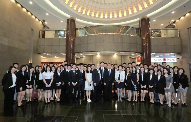 香港特别行政区财政司司长陈茂波与嘉宾及同学合影 香港特别行政区财政司司长陈茂波与嘉宾及同学合影