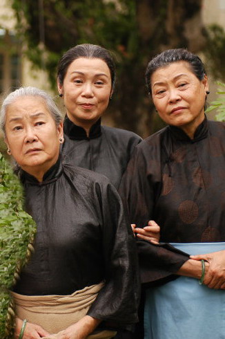 黎宣(左一) 黎宣(左一)
