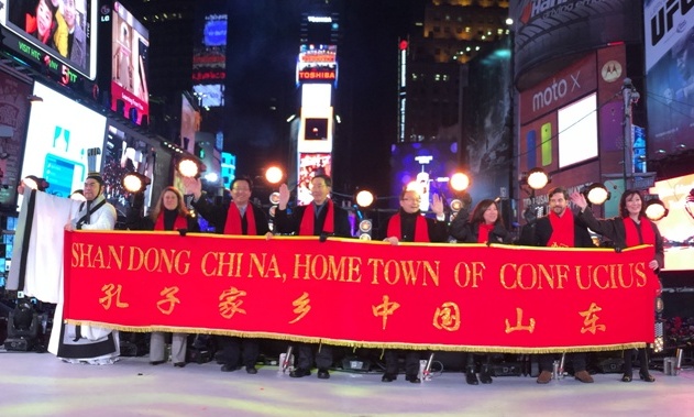 2014纽约时报广场新年倒计时贵宾挥手致意 2014纽约时报广场新年倒计时贵宾挥手致意