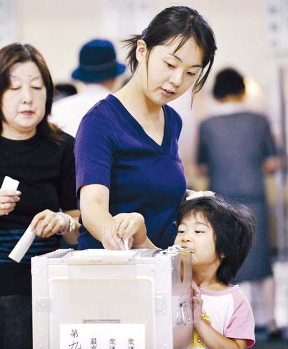 日本选民在投票站投票 日本选民在投票站投票